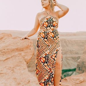 Maxi dress with high neck and a slit